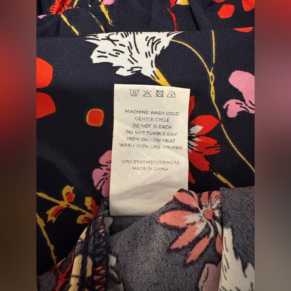 BLOOMCHIC 
Sweet Floral Blouse, Navy 22-24 - Picture 10 of 10